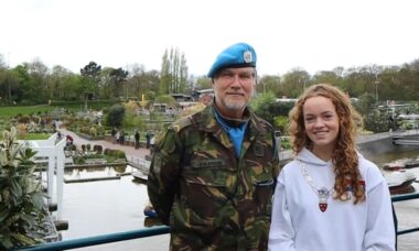 Burgemeester Noor van het kinderparlement en Libanon veteraan Frank Kroon